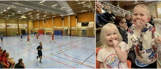 Handbollsfest – Sindy och Jack hejade fram mamma till seger
