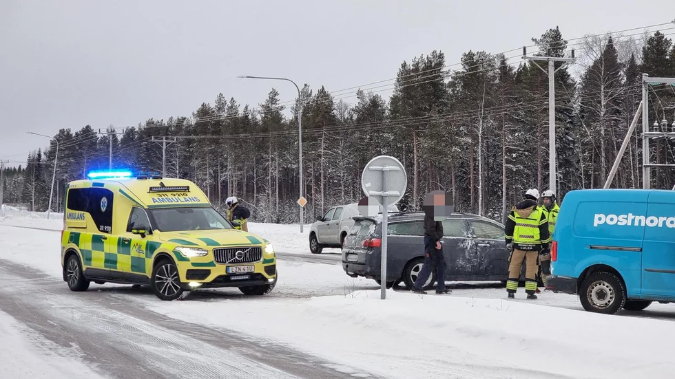 Två bilar i krock på Hertsön. 
