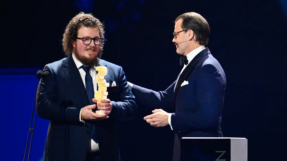 
Prins Daniel delar ut priset "Årets peppare" till idrottsläraren Oscar Mikaelsson under Idrottsgalan 2025 på Strawberry arena på måndagskvällen.