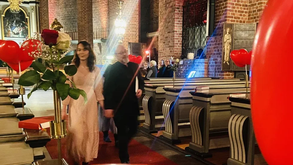 Malin Lindblom och Markus Holmkvist drop in-gifte sig i Klosters kyrka under fredagskvällen.