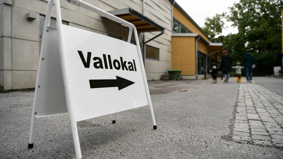 Skylt visar vägen till vallokalen där medborgaren kan använda sitt skarpaste vapen, enligt krönikören.