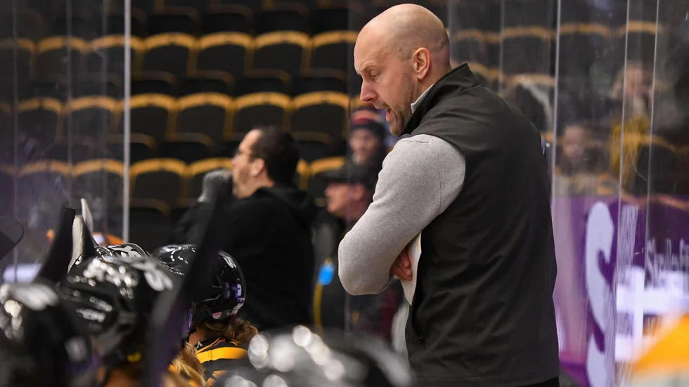 Skellefteå AIK:s huvudtränare Martin Lindh får böta 2 500 kronor efter de olämpliga orden i SDHL-matchen i söndags. 