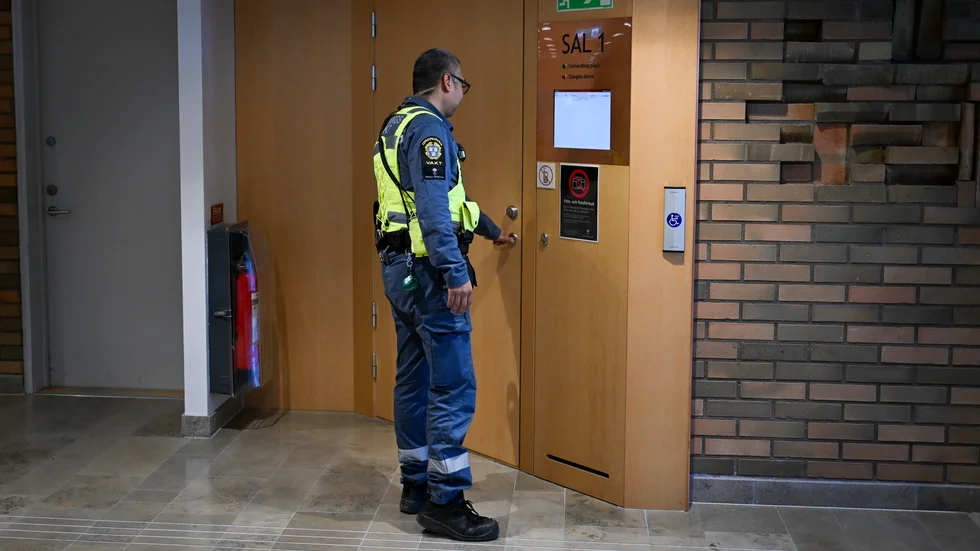 Fyra män är misstänkta för att ha varit inblandade i mordbranden i Högbrunn. Nu är rättegången avslutad, och tre av de fyra släppta hur häktet.