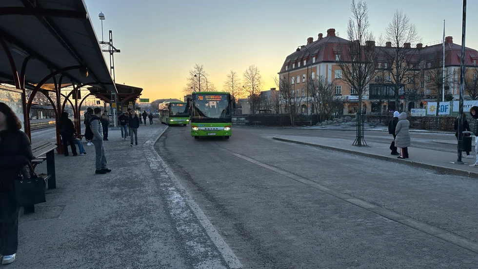 Morgon på Resecentrum i Katrineholm. Nobinas bussar tycktes gå i tid.