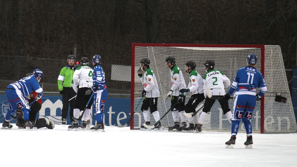IFK Motalas Olle Nordlund försöker göra mål mot ett samlat Derbyförsvar. Nordlund gjorde två mål i matchen där IFK vände och vann med 6-4 mot ett bra Derby. Nu är IFK Motala klart för kval till allsvenskan.