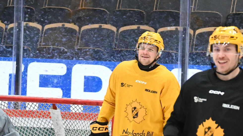 Måns Forsfjäll skiner av glädje. 22-åringen har fått kasta den röda träningsdräkten.