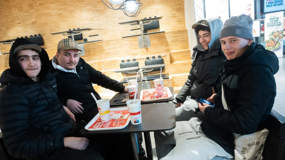 Loran Hasan, 16, Mohamed Aiekda, 20, Zakaria Alsharaif, 18, och Jonathan Nordström, 20, har förståelse för att det blir jobbigt för personalen.