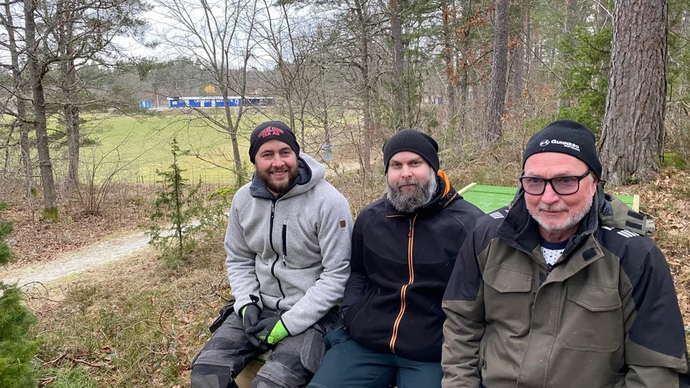 Kristoffer Lindholm, Pascal Ström och Bengt Karlsson där den nya discgolfbanan ska börja.