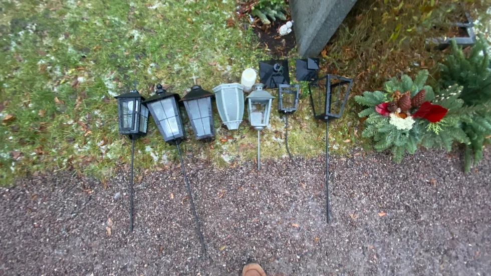 Under eftermiddagen besökte oroliga gravrättsinnehavare kyrkogården för att kontrollera att allt såg bra ut vid deras gravar.