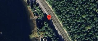 Stillastående personbil stör trafiken på E22