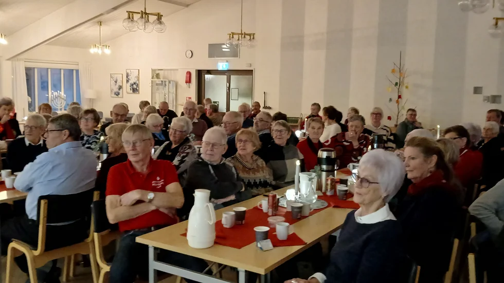 Många deltagare under julmötet.