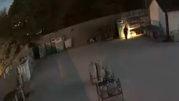 Den misstänkte mannen tog sig in mitt i natten.