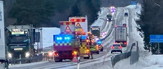 Bilist körde in i mitträcket – fick bärgas från olycksplatsen