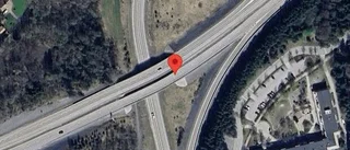 Singelolycka påverkar trafiken på E18 – ett körfält blockerat