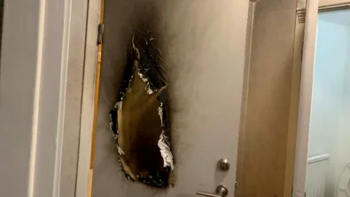 Bild från branden som bland annat spred sig till en dörr i lägenheten.
