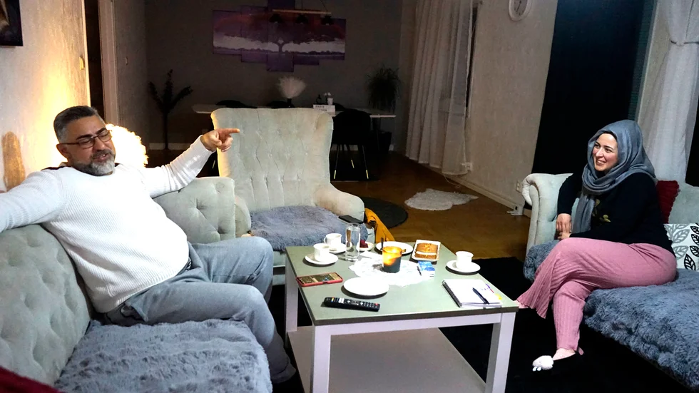 Wael Alshater och Shaima Shikh Alard var båda i opposition mot al-Assad och hans Baatparti. När de 2014 blev tvungna att fly från Syrien kände de inte till varandras existens. Det var på Istanbuls flygplats de träffades för första gången. Och sen dagen har det varit de två. Nu, tio år senare, är de gifta, har två barn och bor i ett radhus i Kisa.