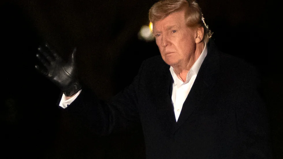 USA:s president Donald Trump anländer till Vita huset på söndagen efter en resa till Florida.