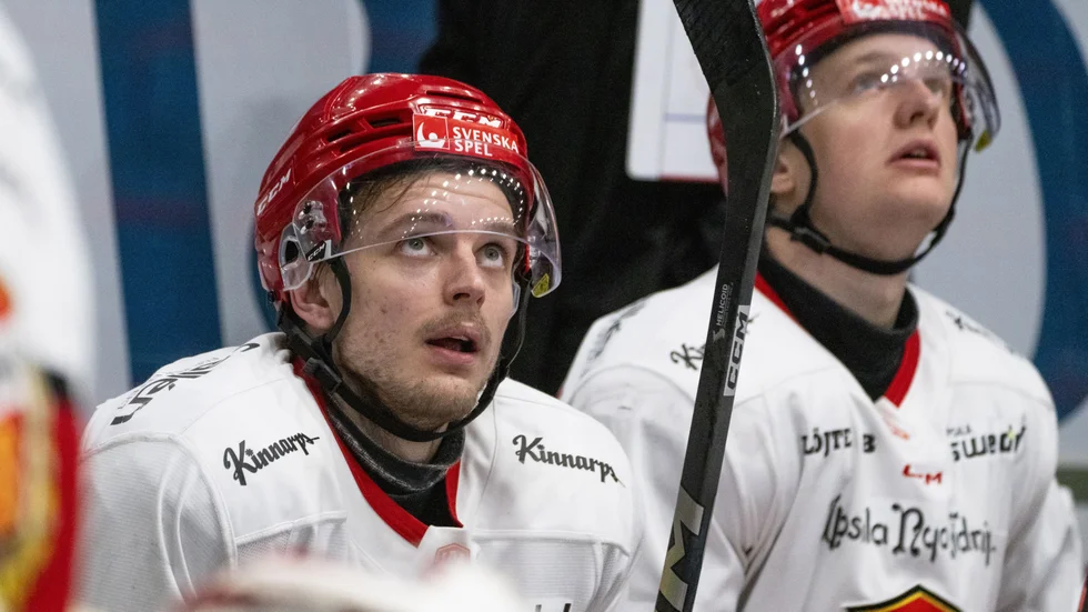 Almtunaspelarna slets mellan hopp och förtvivlan på Hovet, både på isen, i båset och i omklädningsrummet efter matchen.
