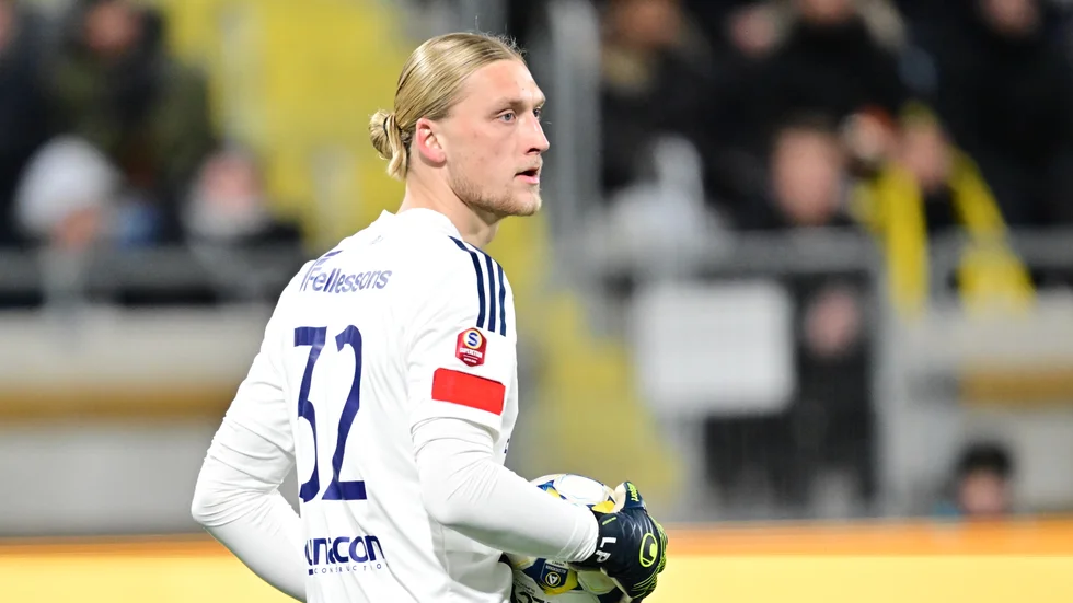 Om Östers målvakt Carl Lundahl Persson – här mot Häcken i svenska cupen i februari – nästa säsong håller bollen i händerna längre än åtta sekunder ska motståndarlaget tilldömas hörna.