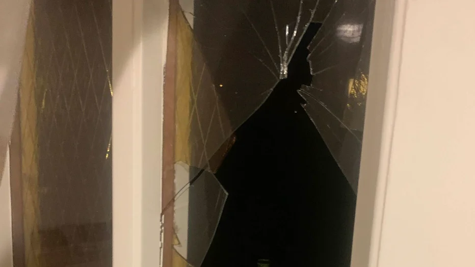 En man i 20-årsåldern från Gnesta har dömts för misshandel av sin flickvän och morföräldrar. Han dömdes också för olaga hot och skadegörelse i samband med händelserna.