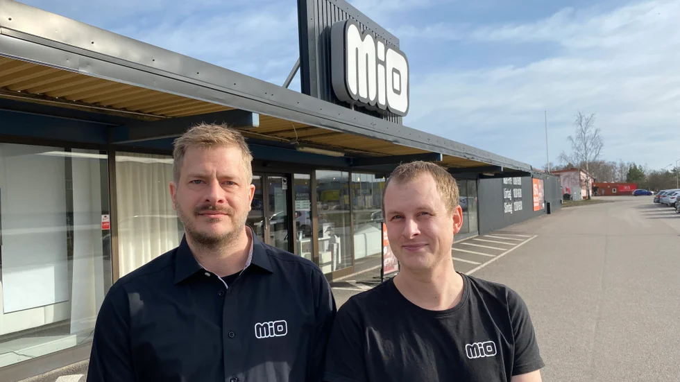 Bröderna Johannes och Jonatan Karlsson lämnar snart över ägandeskapet till Mio centralt. På bilden saknas deras syster Lotten Walett.
