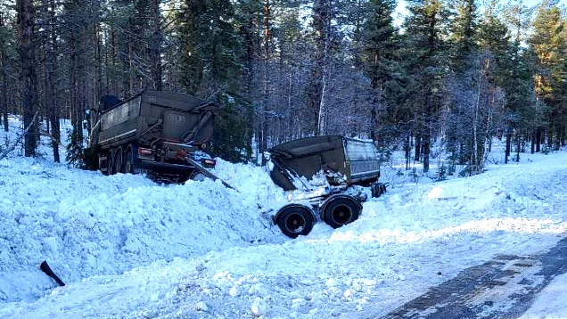 Malmbilen plöjde långt ut i terrängen. Strax innan skogen blev det stopp.