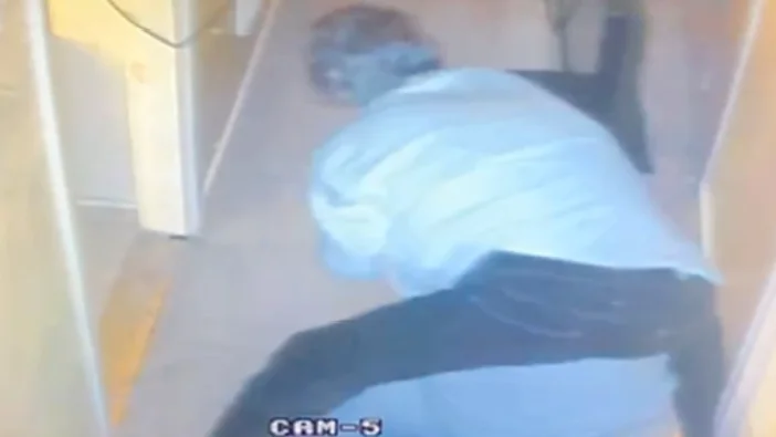 Delar av den ena misshandeln som mannen nu döms för fångades genom en övervakningskamera i hemmet. På filmen syns bland annat hur mannen tar tag om hustruns hals.