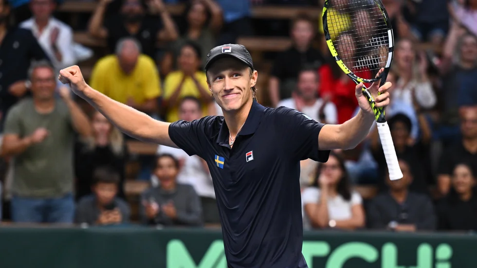 Leo Borg jublar efter att ha tagit sin första seger i Davis Cup.