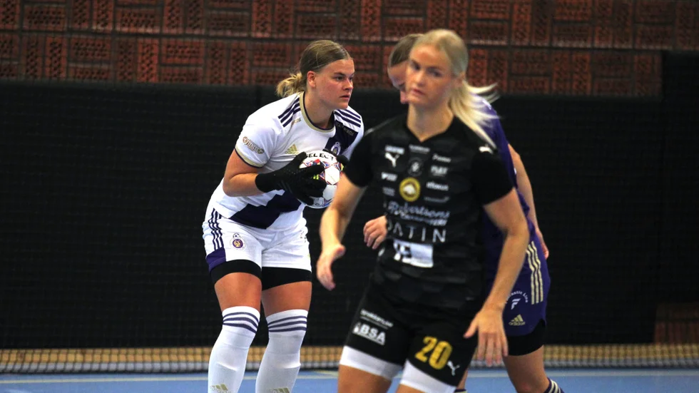 Klara Banemark i Motala FK tar hand om bollen.Laget med Lydia Vaggelyr, i förgrunden, väntar på lördagen när MFK möter Örebro FC borta i streckkampen i RFL.