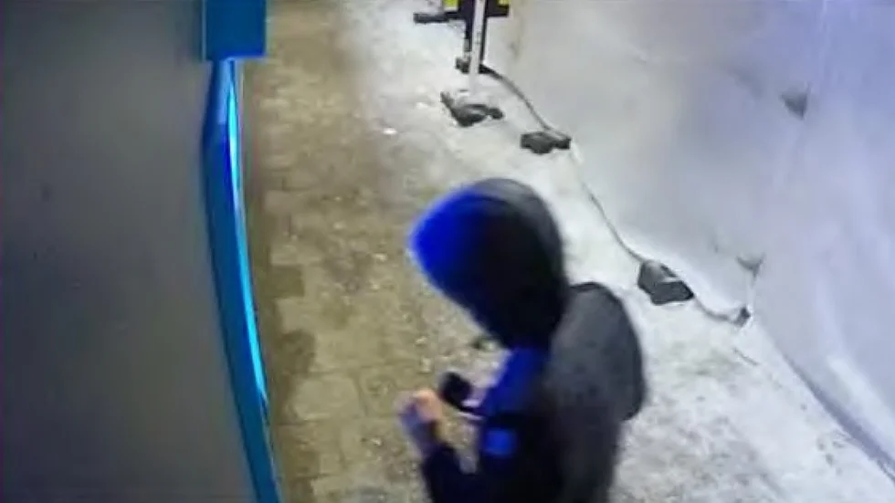 Ungdomsgänget kom över ett bankkort med kod i samband med ett av rånen. Senare samma dag fastnade några av de misstänkta på bild när de tog ut drygt 14 000 kronor i olika bankomater i Motala.