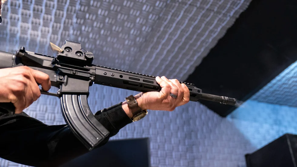 Ett nästan komplett halvautomatiskt vapen av ungefär det här slaget hade Bålstabon i sin bostad. Tre delar saknades för att vapnet skulle vara komplett. 