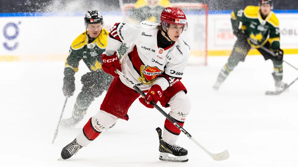 Valdemar Johansson har bytt rödvitt mot rödvitt – kommande säsong återfinns forwarden i Kalmars laguppställning.