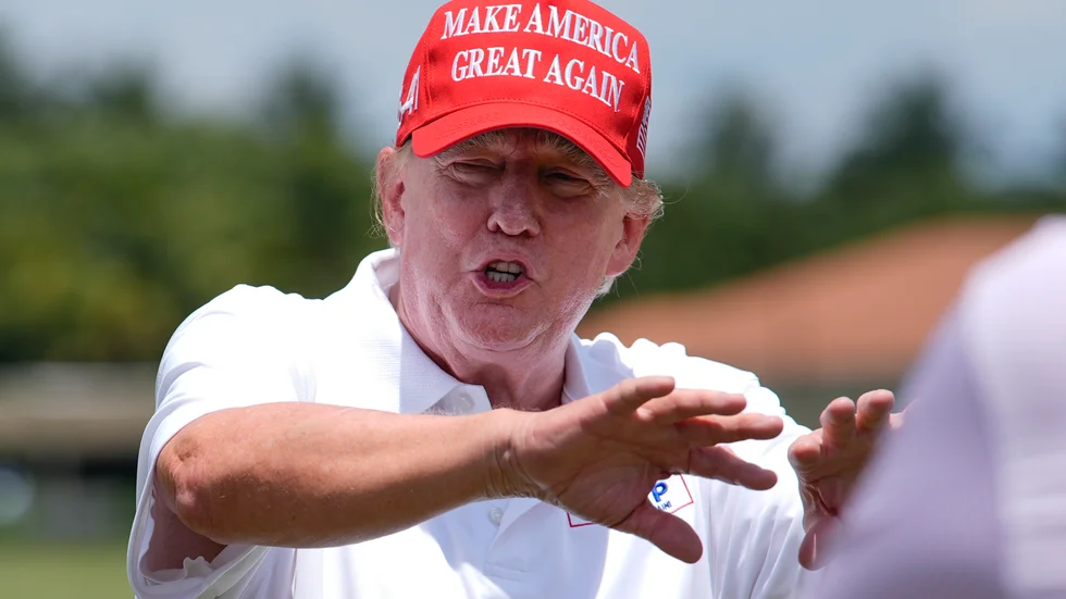 Republikanernas presidentkandidat Donald Trump fotograferad under en golftur i Florida i våras. Arkivbild.