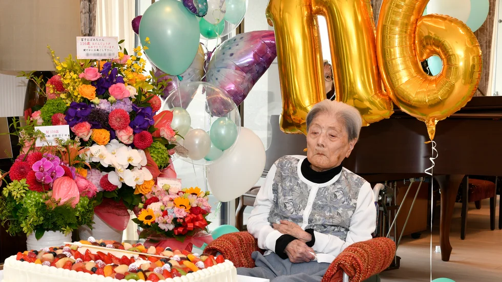 Tomiko Itooka, firas på sin 116-årsdag i maj i Ashiya i Japan. Hon är en av många japaner som är över 100 år.