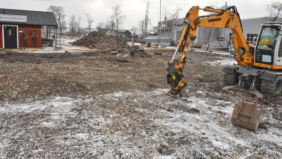Arbetet med att förfina och skapa en parkliknande miljö nere vid hamnbodarna är nu i gång. I slutet av maj väntas invigning.