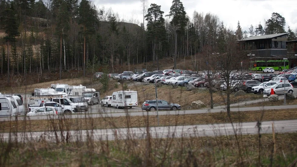Pendlarparkeringen till vänster var full av husbilar och arbetsfordon på torsdagsförmiddagen. Efter lunch hade de lämnat platsen.