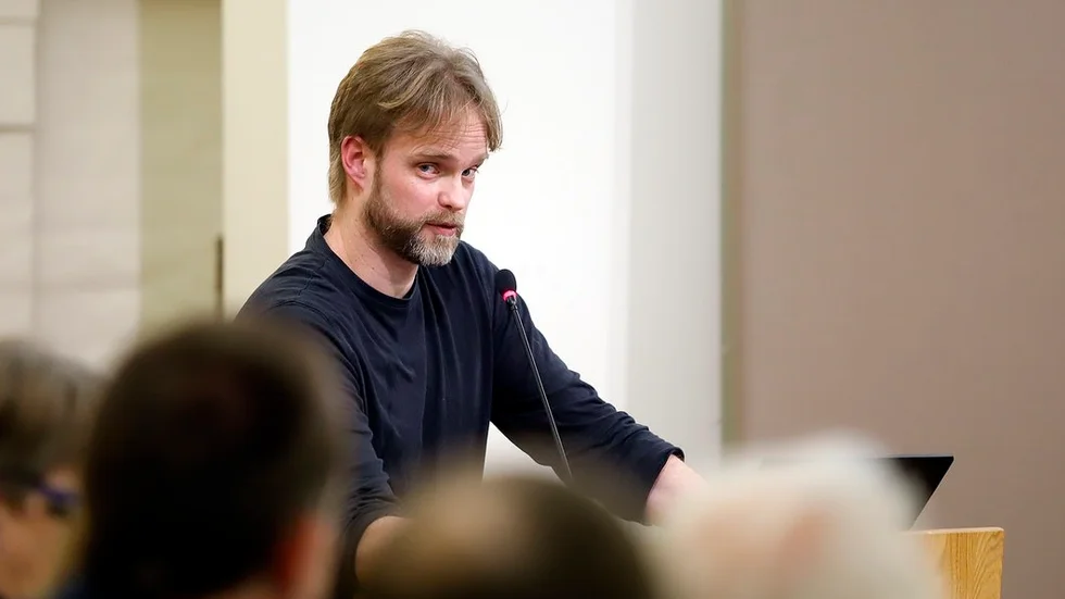 David Aronsson och två  andra vänsterpartister i Strängnäs uppmanar majoriteten att inte stressa fram beslutet i skolfrågan en gång till. Foto: Joakim Serrander.
