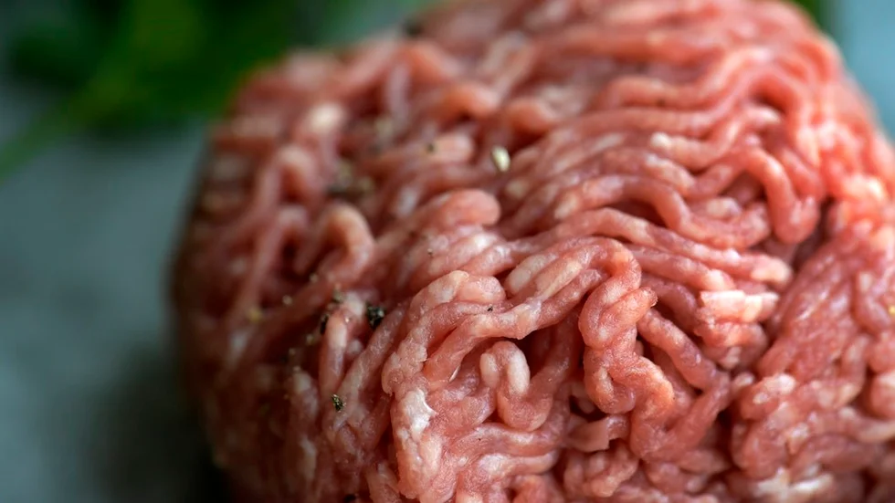 Svensk mat- och miljöinformation och Världsnaturfonden vill se ett politiskt mål om en halvering av köttkonsumtionen till 2030.