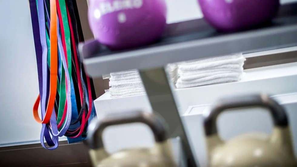 Den man som misstänks ha misshandlat en person på ett gym i Eskilstuna har nu häktats misstänkt för grov misshandel. Det uppger polisen.
