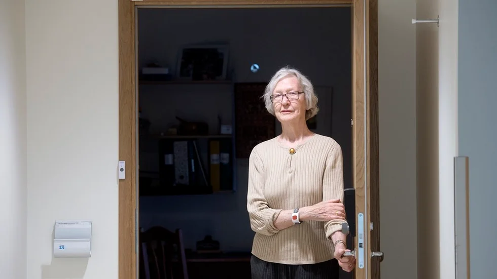 Ulla Svensson, 88,  får ont i huvudet och blir matt om hon inte vädrar ordentligt i lägenheten i Myntan. Flera av hennes grannar har flyttat på grund av problemen och hon har själv ställt sig i kö för annat boende.