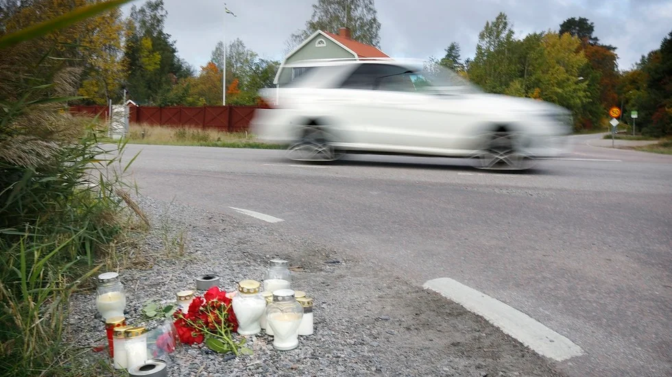 Berit Söderström uttrycker sin medkänsla och beklagar att inget har gjorts åt situationen i den aktuella olyckskorsningen. Foto: Mikael Andersson.