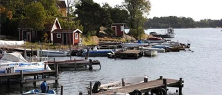 Båt sjönk och läckte olja