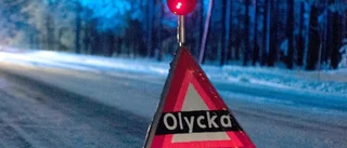 Bil har kört in i träd