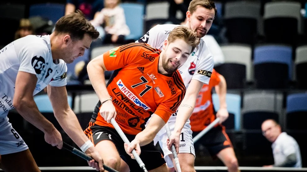 Hårt uppvaktad. Onyxesset Viktor Palm (orange) leder såväl lagets förstakedja – som den södra allsvenskans poängliga. Nu väntar match mot nykomlingen Lagan, som Onyx hade problem med innan årsskiftet (8–7-seger till slut). – Det verkar vara ett hårt arbetande lag som rent generellt varit svåra att hänga av i matcherna, säger Palm inför det som väntar i Ljungby under lördagseftermiddagen.