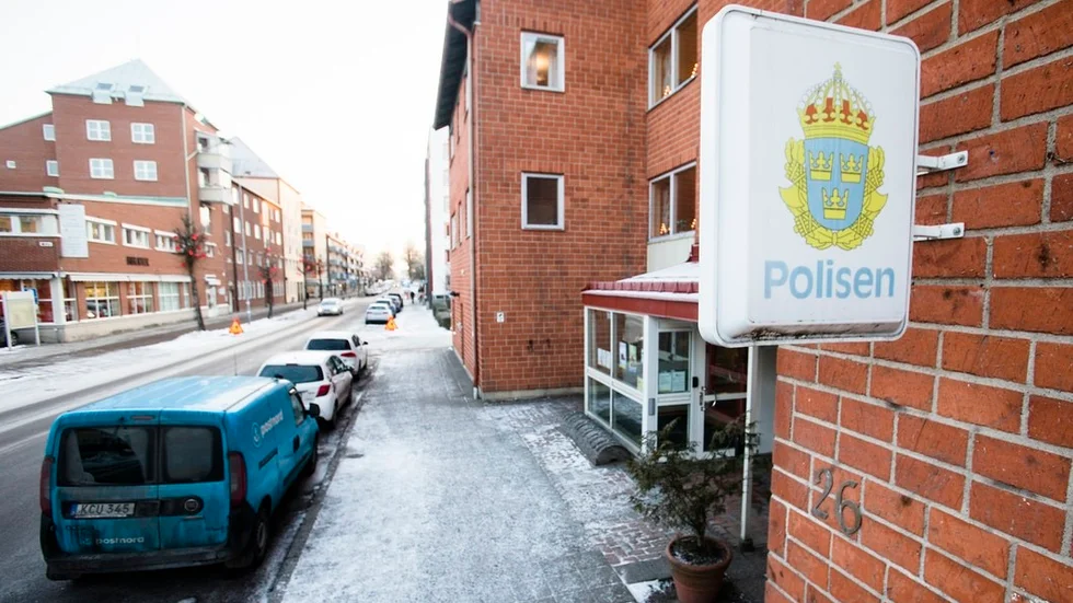 En svårt misshandlad man kom till polisstationen tidigt under torsdagsmorgonen.