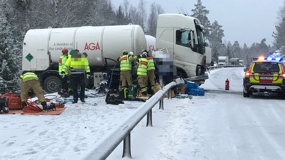 Ett par i 70-årsåldern färdades i personbilen. Båda skadades allvarligt, och kvinnan avled senare.