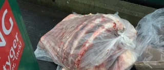 Slaktrester dumpades vid container