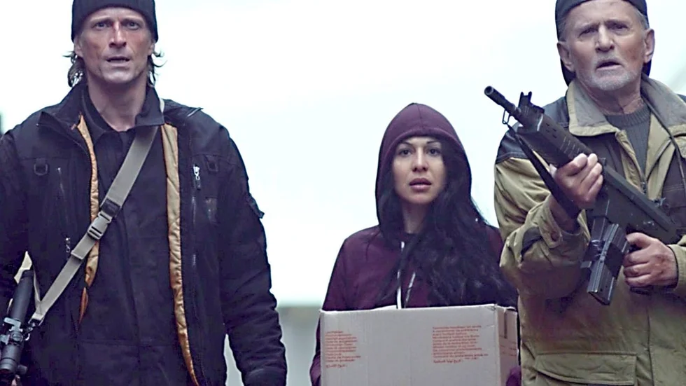 Jonas Malmsjö, Bahar Pars och Per Ragnar försvarar sig mot ett virus som drabbar Landskrona, som blir en krigszon i "Operation Ragnarök".