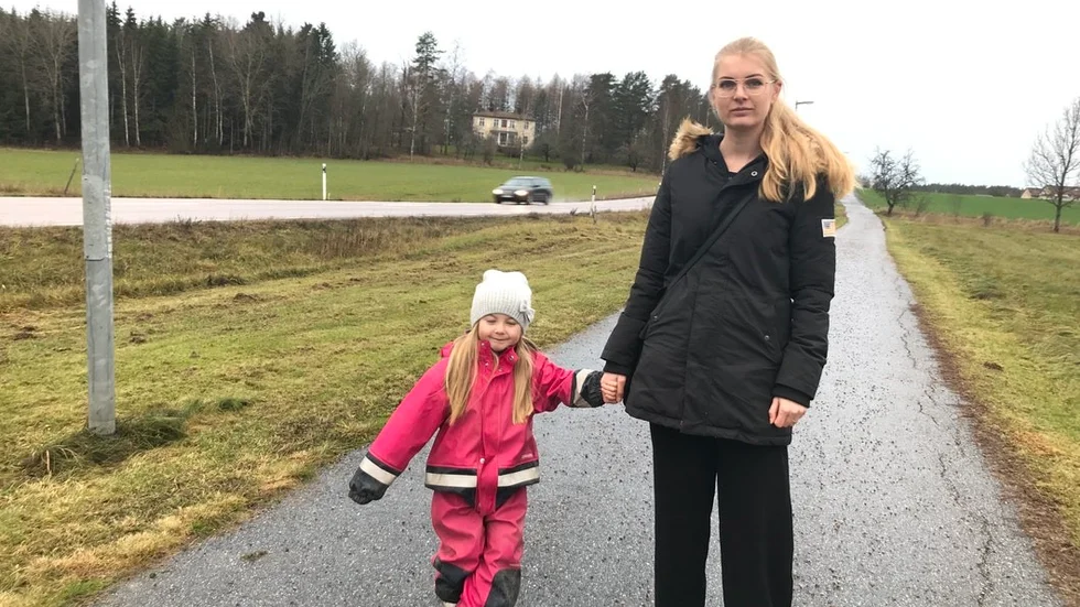Loviisa och Jessica Andersson invid väg 57 i Björnlunda.
