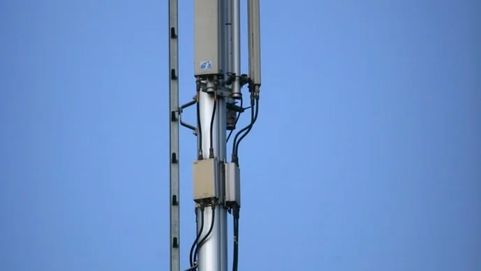 Signaturen "Tekniskt intresserad" undrar om det kanske vore bra om kommunen samarbetade med Volvo CE för att bygga en 5G-mast.
